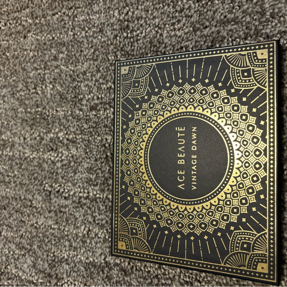 Ace Beaute Vintage Dawn Eyeshadow Palette - Gold and Black